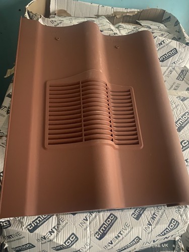 Vented roof tile and - roof,